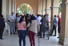 Decenas de adultos mayores hacen fila para rectificar datos y poder cobrar sus pensiones