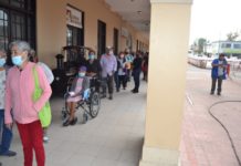 Acuden 7 mil adultos por su tarjeta de cobro, pero solo se atendió a 3 mil