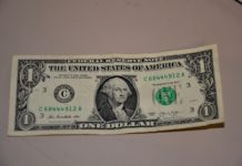 Dólar cede centavos frente al peso