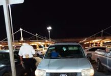 Encierra a dos niños en camioneta para ir de compras.