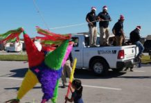 Policías investigadores regalan juguetes a niños de la playa Bagdad