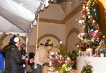 Feligreses católicos llevan las mañanitas a la Virgen de Guadalupe