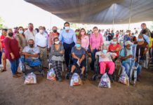 Habitantes de Villa Esmeralda reciben al Presidente Municipal Carlos Peña Ortiz, durante el programa “ DIF Siempre Contigo “.