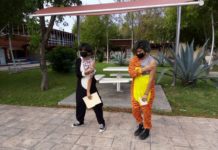 Jóvenes acuden a vacunarse en mamelucos