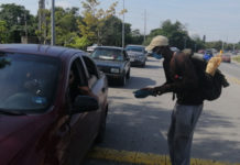 Centroamericano aprovecha fila del Drive Thru para juntar recurso y continuar en busca del sueño americano