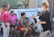 Llevan cenas navideñas a familias