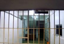 Policías arrestan a personas por alterar el orden público