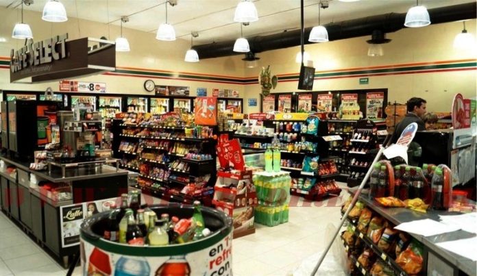 Solitario ratero amenaza a empleados de tienda para asaltarla
