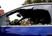 Van a celebrar la posada y les dan el clásico “cristalazo” los rateros
