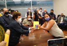 Wendy y 8 salvadoreños más, recibieron el mejor regalo de Navidad, su pasaporte