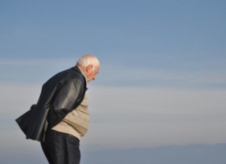 Abuelito se hace viral por negarse a cuidar a su nieto si su hija no le paga