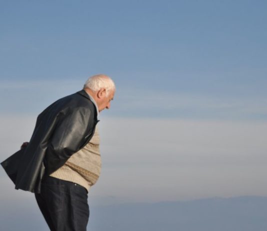 Abuelito se hace viral por negarse a cuidar a su nieto si su hija no le paga