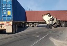 Tráiler se accidenta en libramiento Poniente, chofer sale vivo de milagro