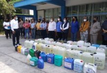 Entregan sanitizante a maestros de 42 planteles educativos