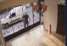 Repartidor lanza caja con laptop a patio; todo queda grabado