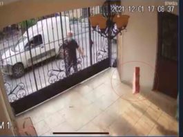 Repartidor lanza caja con laptop a patio; todo queda grabado