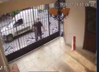 Repartidor lanza caja con laptop a patio; todo queda grabado