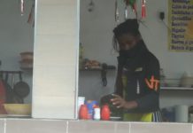 Lusala igual que otros extranjeros encontró trabajo en el mercado municipal de Tampico