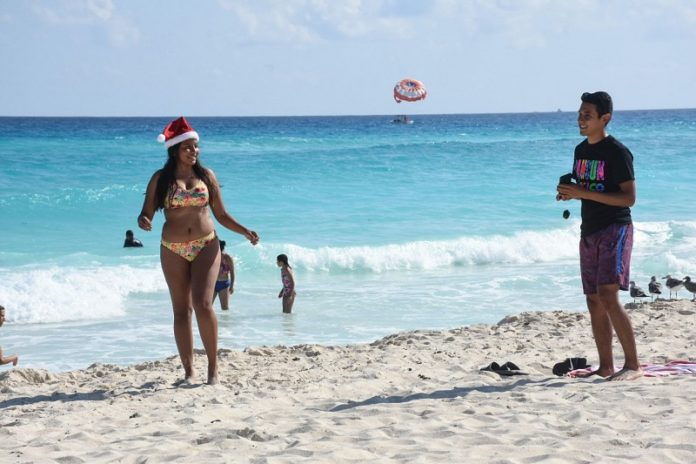 Aspectos de la tradicional playa delfines en Cancún, Quintana Roo donde cientos de turistas continúan arribando durante el semáforo amarillo.