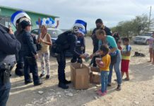 Policías regalan juguetes a niños de Burgos