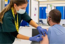 Covid: cómo funciona y por qué es importante la dosis de refuerzo contra la variante ómicron