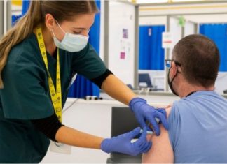 Covid: cómo funciona y por qué es importante la dosis de refuerzo contra la variante ómicron