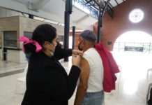 Cien dosis de vacuna contra la influenza aplicaron a locatarios y empleados del Mercado Municipal