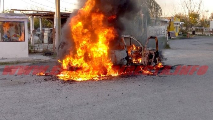 Arden unidad en concurrida carreteare bomberos acuden a sofocar (2)