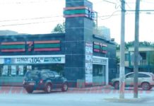 Atraca tienda comercial y huye en unidad particular