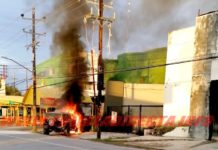 Bomberos sofocan incendio en unidad en zona residencial