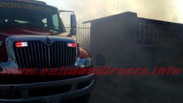 Bomberos sofocan incendios en vivienda y recicladora de autos