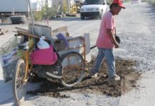 Ante omisión, improvisan bacheo urbano