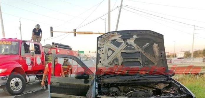 Conductor se salva de salir lesionado tras incendiarse unidad