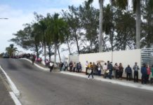 Kilométricas filas de gente a pie y en el Drive Thru para la vacunación de refuerzo AntiCovid