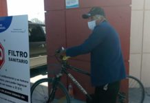 Abuelito acude en bici para aplicarse vacuna.