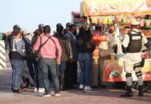 Retiran a comerciantes ambulantes de escolleras en Playa