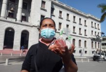 Afligida madre vende galletas para recaudar recursos para tratamiento de su hijo, pide apoyo de la población