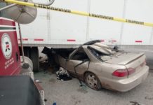 Quedan dos hombres prensados al chocar con tráiler.