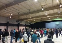 Acuden abuelitos por sus tarjetas aunque haga frío.