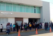 Largas filas de abuelitos para recoger sus tarjetas para el cobro de su pensión