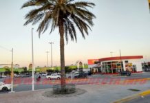 Le roban su unidad en estacionamiento de centro comercial