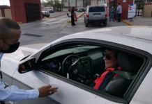 Reciben guardias del TEC propina y dejan pasar gandallas en la fila