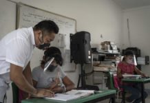 Piden a maestros no “dobletear” dosis