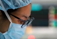 ¿Por qué las mujeres tienen más probabilidades de morir cuando son operadas por cirujanos hombres?