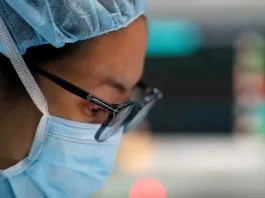 ¿Por qué las mujeres tienen más probabilidades de morir cuando son operadas por cirujanos hombres?