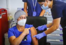Vacunación de refuerzo masiva contra COVID-19 a trabajadores de la salud