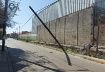 En riesgo ciudadanía por poste a punto de caer en Madero