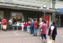Adultos hacen largas filas para aplicarse la vacuna contra la influenza