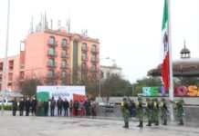 Celebran honores en conmemoración del Día de la Bandera Mexicana.