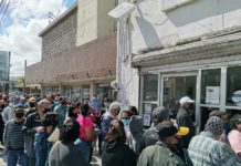 Abuelitos saturan Banco del Bienestar al cobrar pensión.